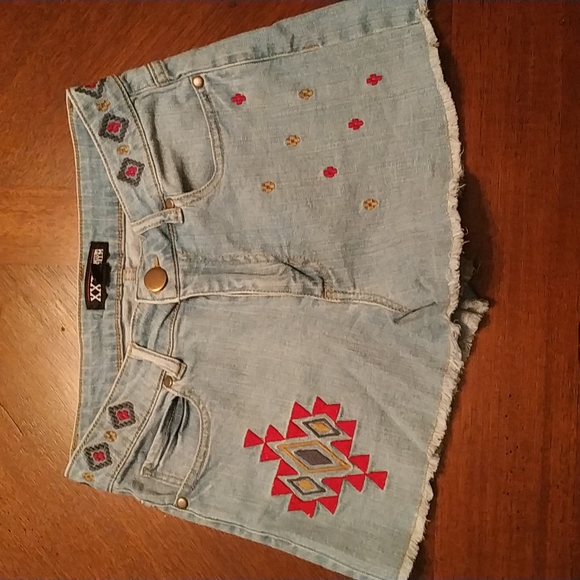 Women's short shorts - Picture 1 of 2